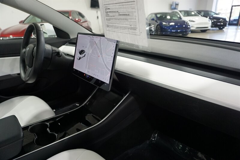 Tesla Model 3 Vehicle Full-screen Gallery Image 33
