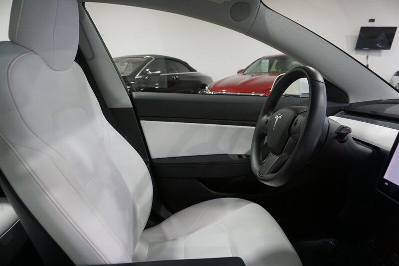 Tesla Model 3 Vehicle Full-screen Gallery Image 34