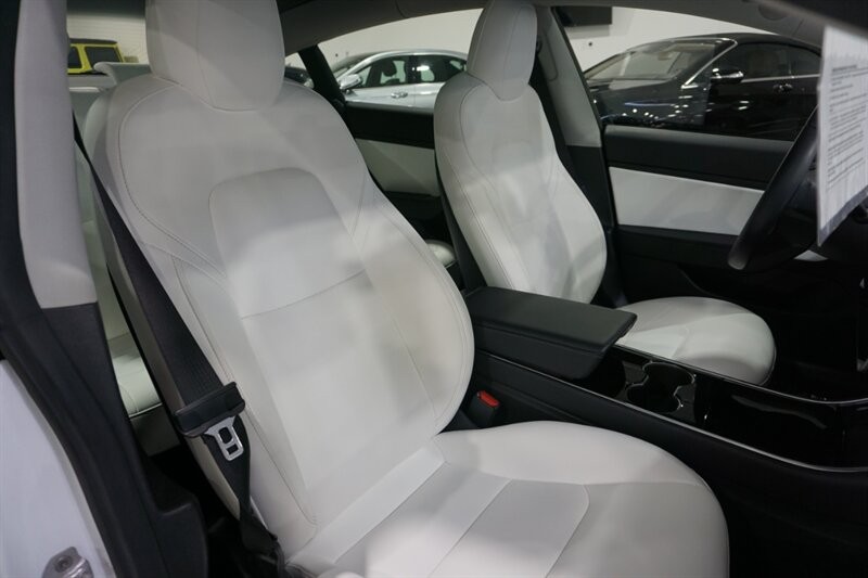 Tesla Model 3 Vehicle Full-screen Gallery Image 36