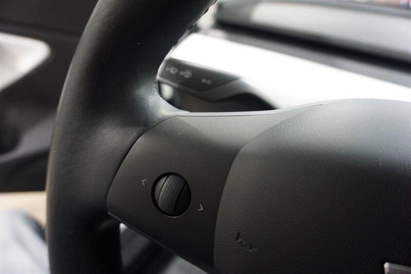 Tesla Model 3 Vehicle Full-screen Gallery Image 39