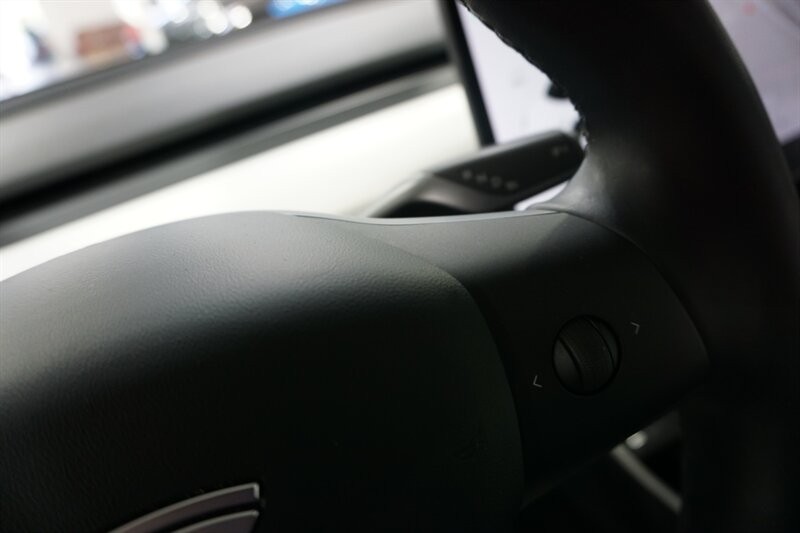 Tesla Model 3 Vehicle Full-screen Gallery Image 40