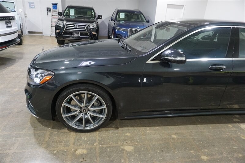 Mercedes-Benz S 560 4MATIC Vehicle Full-screen Gallery Image 03