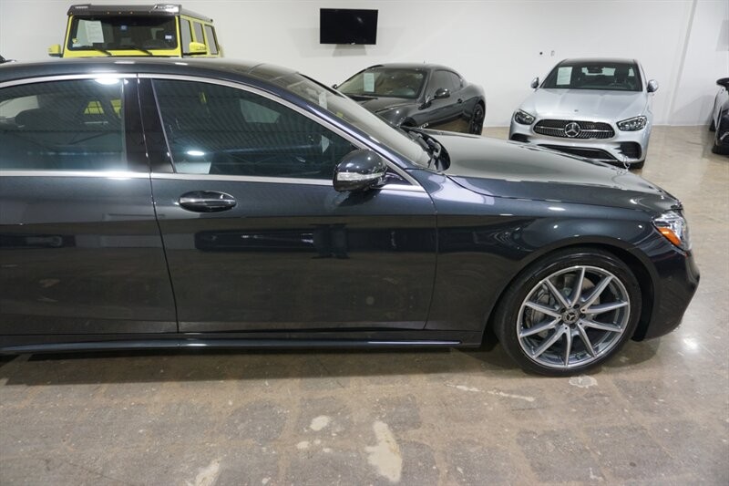 Mercedes-Benz S 560 4MATIC Vehicle Full-screen Gallery Image 13