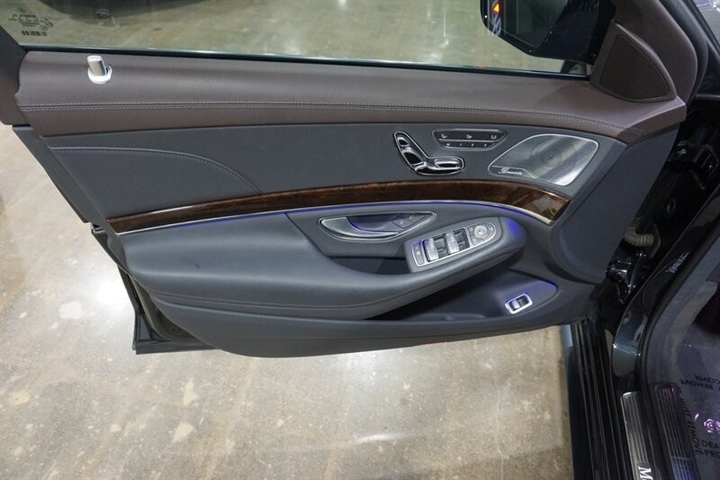 Mercedes-Benz S 560 4MATIC Vehicle Full-screen Gallery Image 17