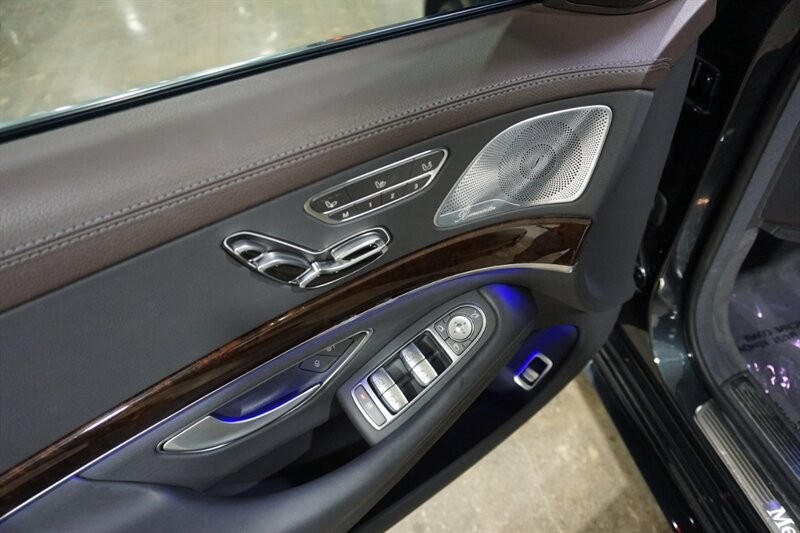 Mercedes-Benz S 560 4MATIC Vehicle Full-screen Gallery Image 18