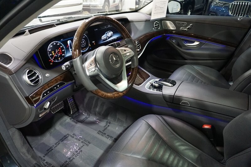 Mercedes-Benz S 560 4MATIC Vehicle Full-screen Gallery Image 19