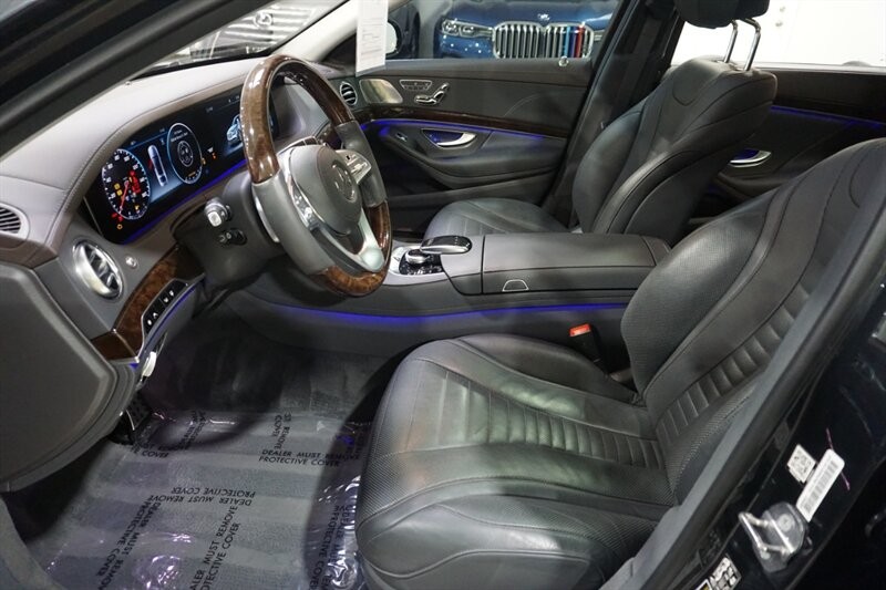 Mercedes-Benz S 560 4MATIC Vehicle Full-screen Gallery Image 21