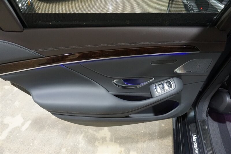 Mercedes-Benz S 560 4MATIC Vehicle Full-screen Gallery Image 23
