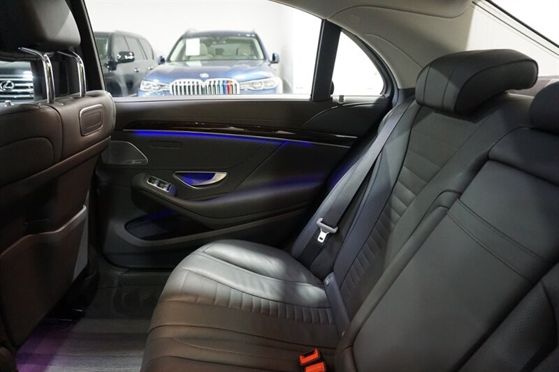 Mercedes-Benz S 560 4MATIC Vehicle Full-screen Gallery Image 25