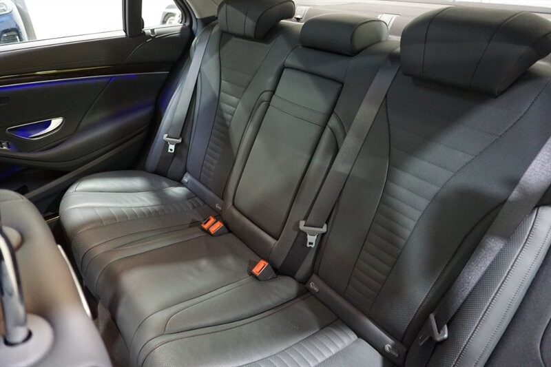 Mercedes-Benz S 560 4MATIC Vehicle Full-screen Gallery Image 27