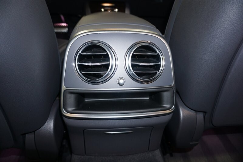 Mercedes-Benz S 560 4MATIC Vehicle Full-screen Gallery Image 28