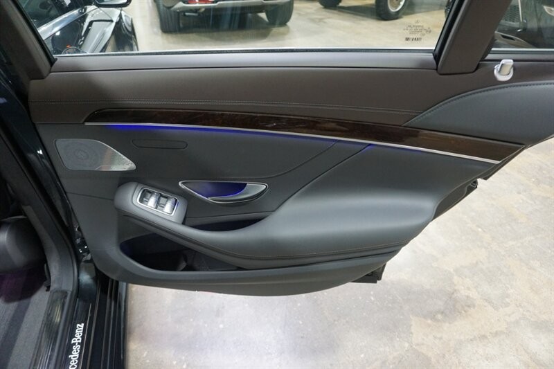 Mercedes-Benz S 560 4MATIC Vehicle Full-screen Gallery Image 29