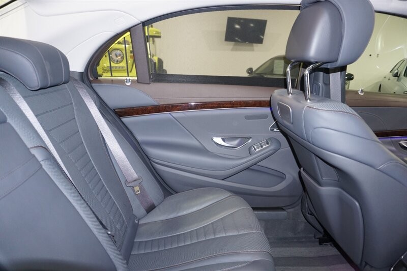 Mercedes-Benz S 560 4MATIC Vehicle Full-screen Gallery Image 31