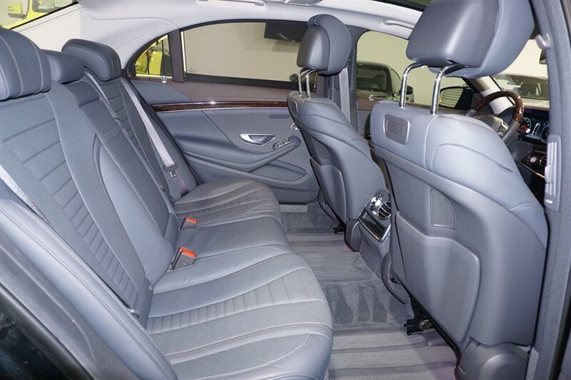 Mercedes-Benz S 560 4MATIC Vehicle Full-screen Gallery Image 32