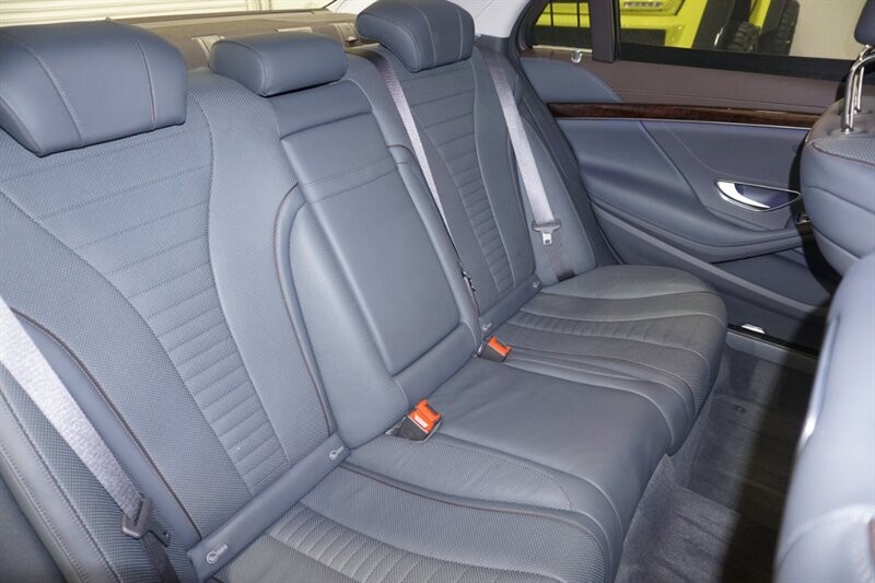 Mercedes-Benz S 560 4MATIC Vehicle Full-screen Gallery Image 33