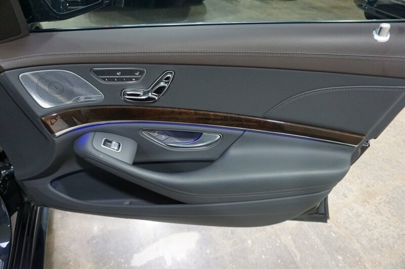 Mercedes-Benz S 560 4MATIC Vehicle Full-screen Gallery Image 34
