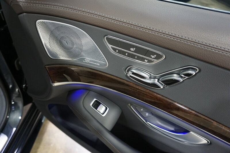 Mercedes-Benz S 560 4MATIC Vehicle Full-screen Gallery Image 35
