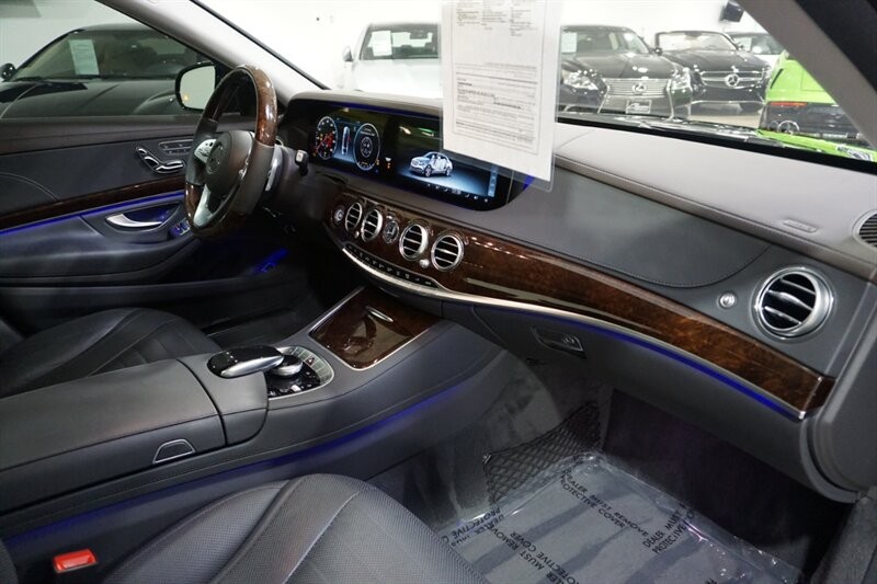 Mercedes-Benz S 560 4MATIC Vehicle Full-screen Gallery Image 36