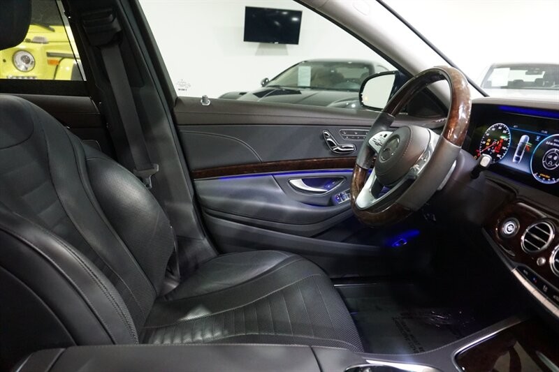 Mercedes-Benz S 560 4MATIC Vehicle Full-screen Gallery Image 37