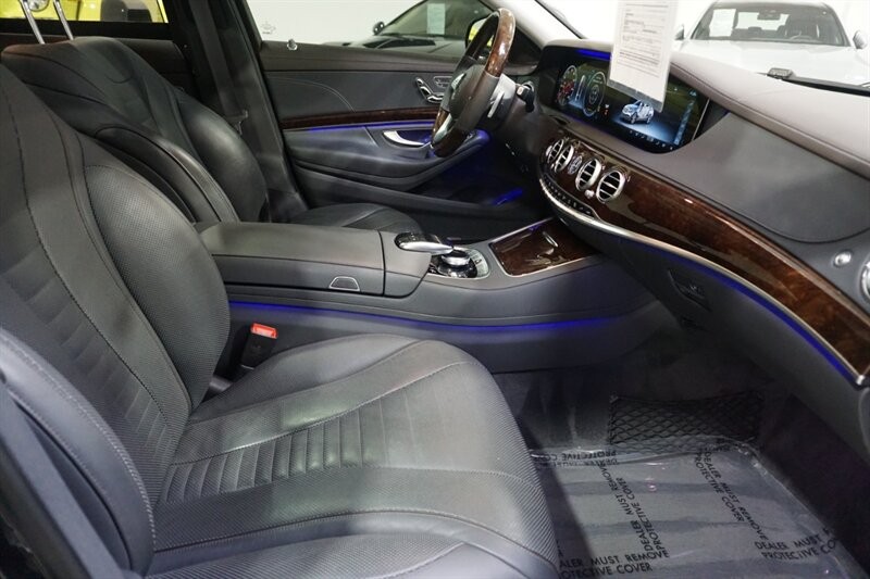 Mercedes-Benz S 560 4MATIC Vehicle Full-screen Gallery Image 38