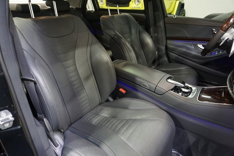 Mercedes-Benz S 560 4MATIC Vehicle Full-screen Gallery Image 39