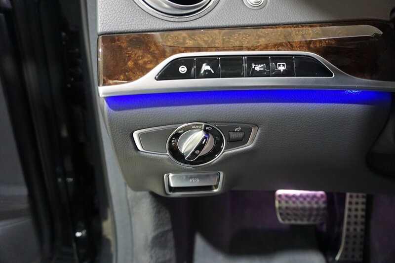 Mercedes-Benz S 560 4MATIC Vehicle Full-screen Gallery Image 42