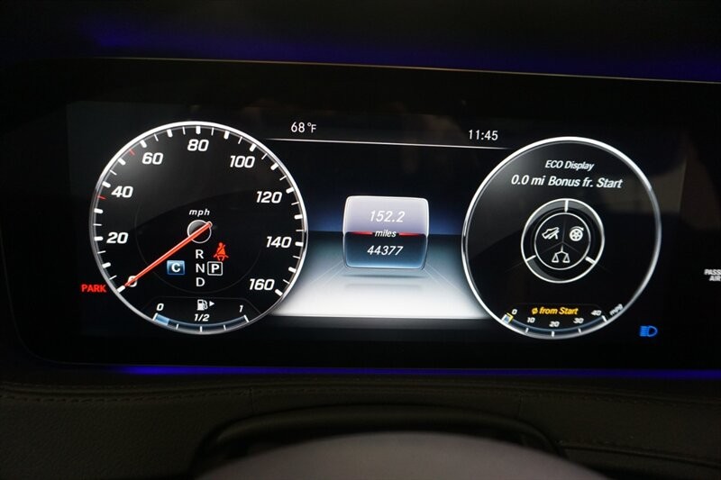 Mercedes-Benz S 560 4MATIC Vehicle Full-screen Gallery Image 45