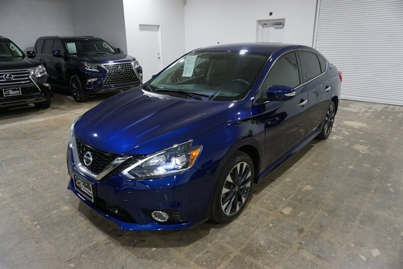 Nissan Sentra SR Vehicle Full-screen Gallery Image 01