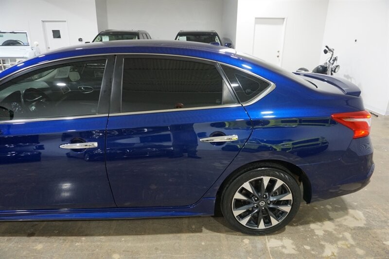 Nissan Sentra SR Vehicle Full-screen Gallery Image 04