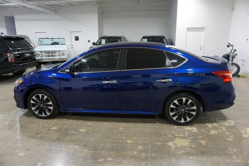 Nissan Sentra SR Vehicle Full-screen Gallery Image 05