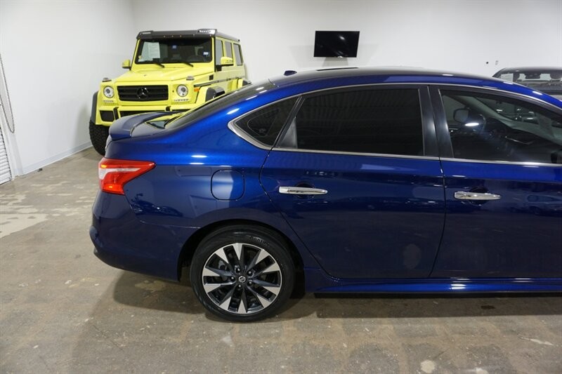 Nissan Sentra SR Vehicle Full-screen Gallery Image 12