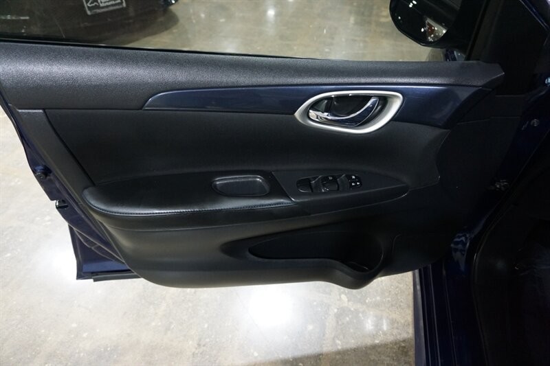 Nissan Sentra SR Vehicle Full-screen Gallery Image 17