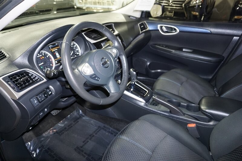 Nissan Sentra SR Vehicle Full-screen Gallery Image 18