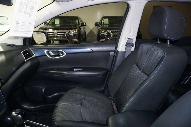 Nissan Sentra SR Vehicle Full-screen Gallery Image 19