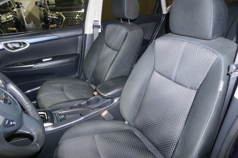 Nissan Sentra SR Vehicle Full-screen Gallery Image 21