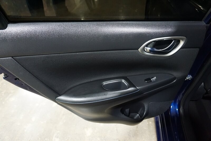 Nissan Sentra SR Vehicle Full-screen Gallery Image 22