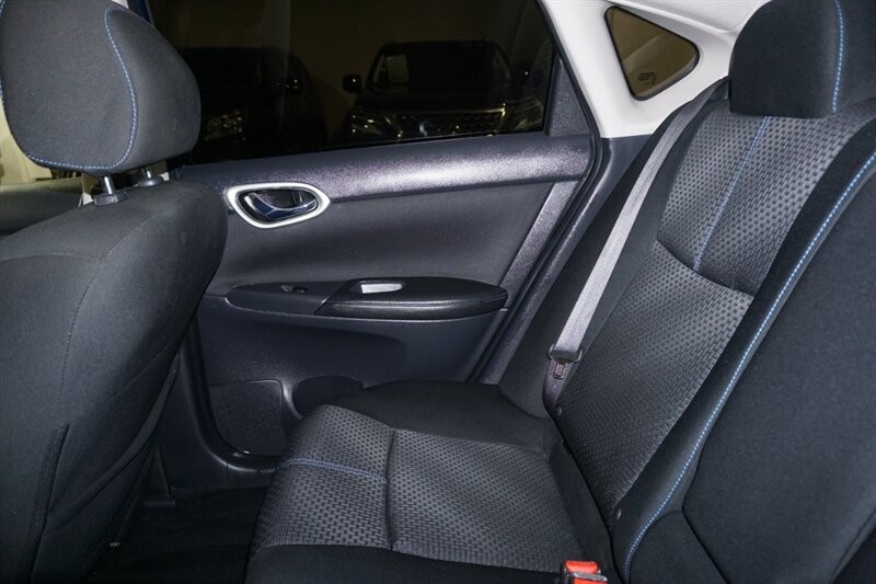 Nissan Sentra SR Vehicle Full-screen Gallery Image 24