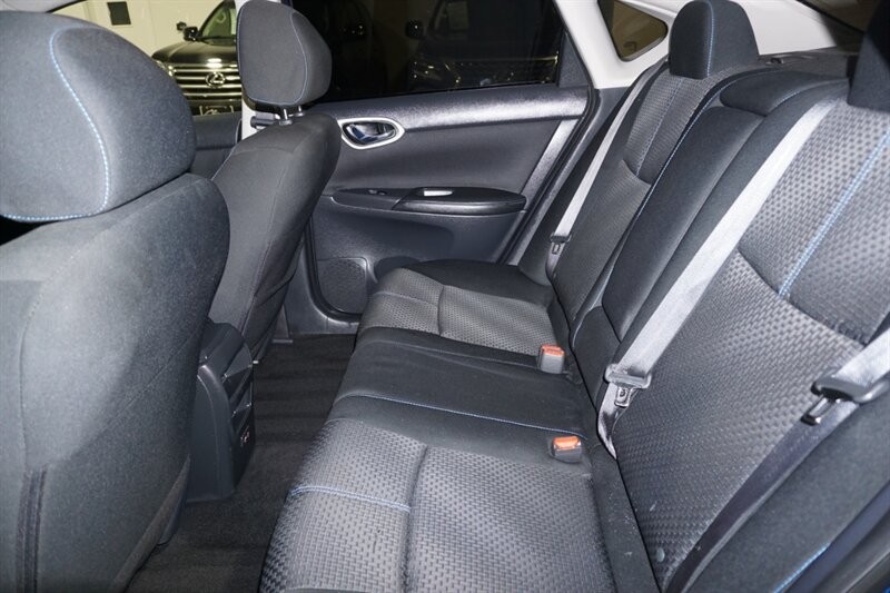 Nissan Sentra SR Vehicle Full-screen Gallery Image 25