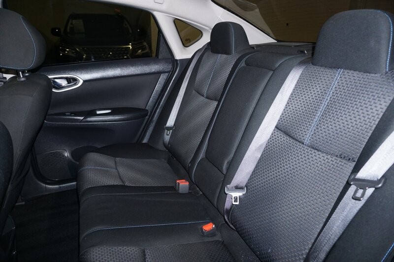 Nissan Sentra SR Vehicle Full-screen Gallery Image 26