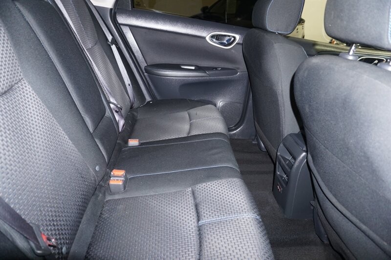 Nissan Sentra SR Vehicle Full-screen Gallery Image 30