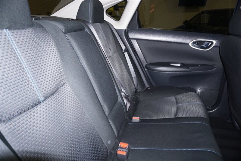 Nissan Sentra SR Vehicle Full-screen Gallery Image 31