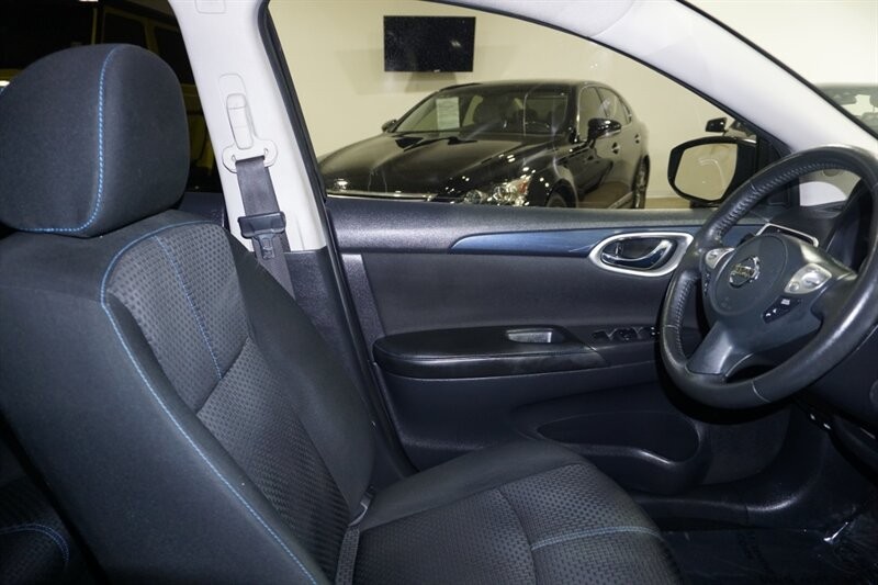 Nissan Sentra SR Vehicle Full-screen Gallery Image 34