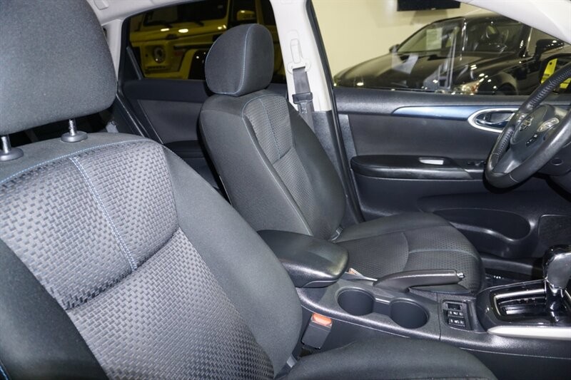 Nissan Sentra SR Vehicle Full-screen Gallery Image 36