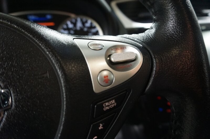 Nissan Sentra SR Vehicle Full-screen Gallery Image 41