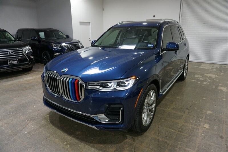BMW X7 Vehicle Full-screen Gallery Image 02