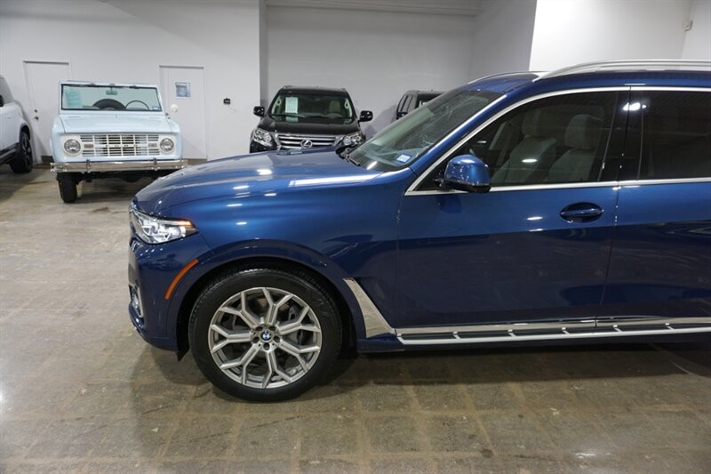 BMW X7 Vehicle Full-screen Gallery Image 03