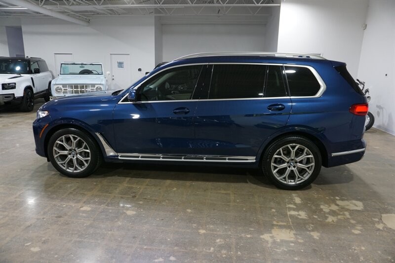 BMW X7 Vehicle Full-screen Gallery Image 05