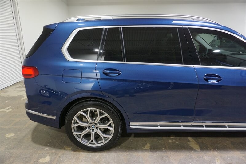 BMW X7 Vehicle Full-screen Gallery Image 12