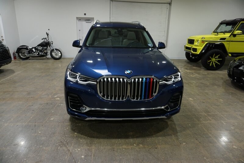 BMW X7 Vehicle Full-screen Gallery Image 16