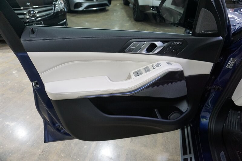 BMW X7 Vehicle Full-screen Gallery Image 17